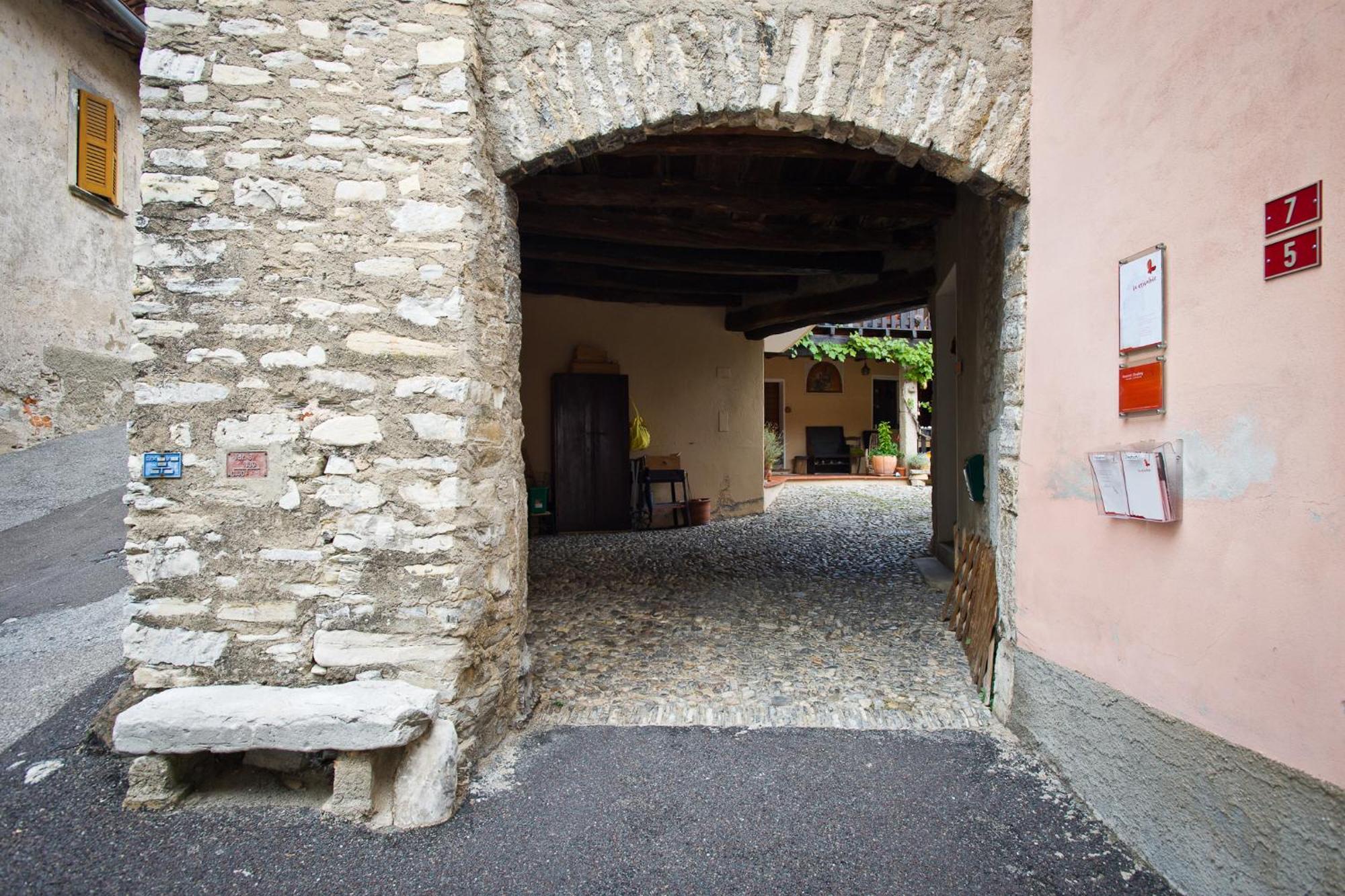 Charming B&B And Osteria La Crisalide Meride Buitenkant foto